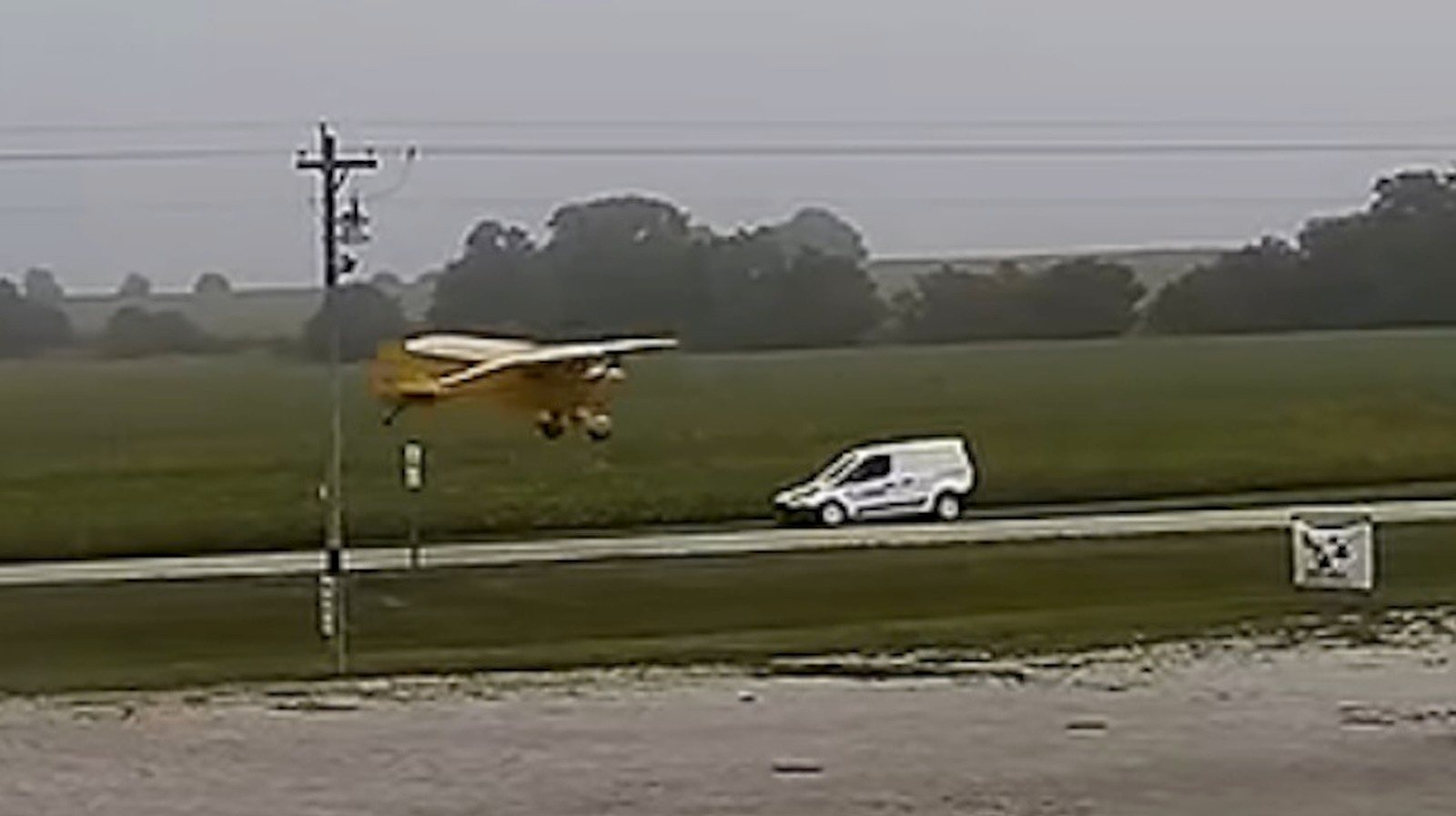 Aterizare de urgență: avion la mustață de un furgon poștal